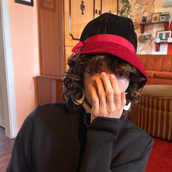 1950s red and black velvet brimmed cloche embroidered hat with ribbon - Picture 5 of 14